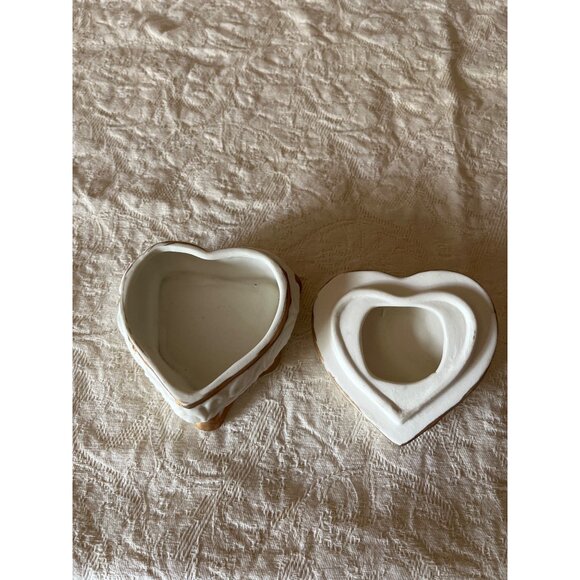 Heart Porcelain Trinket Box Weimar Porzellan Gold Accents & Victorian Cameo - Picture 3 of 14